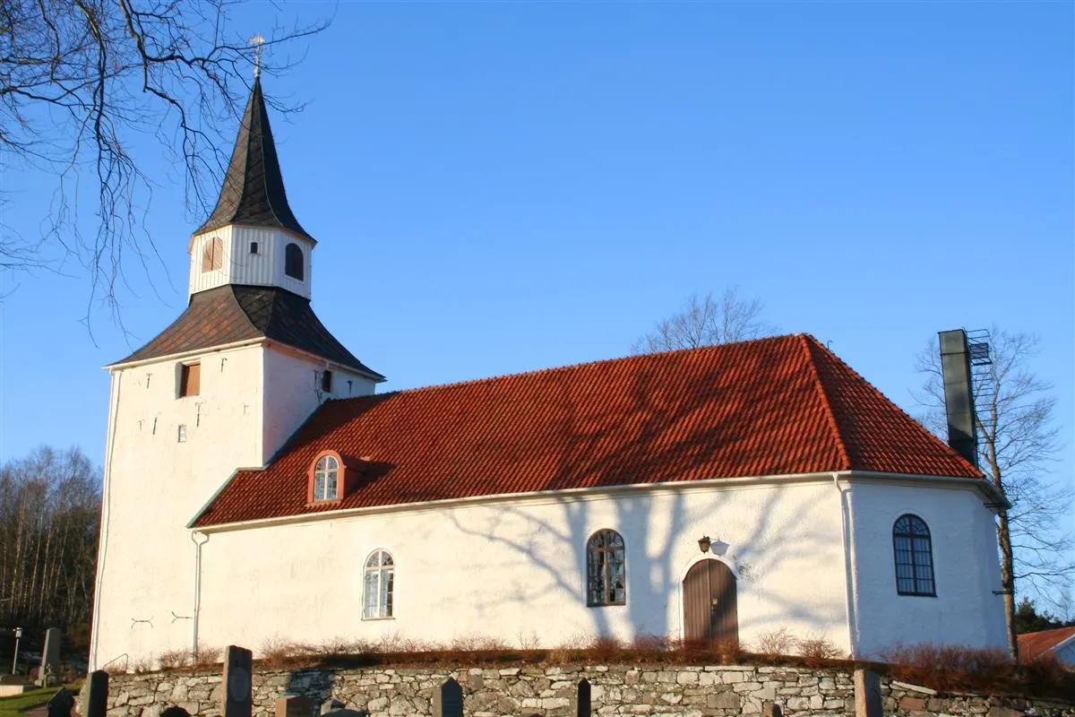 Kareby kyrka. Se fönstret på taket.