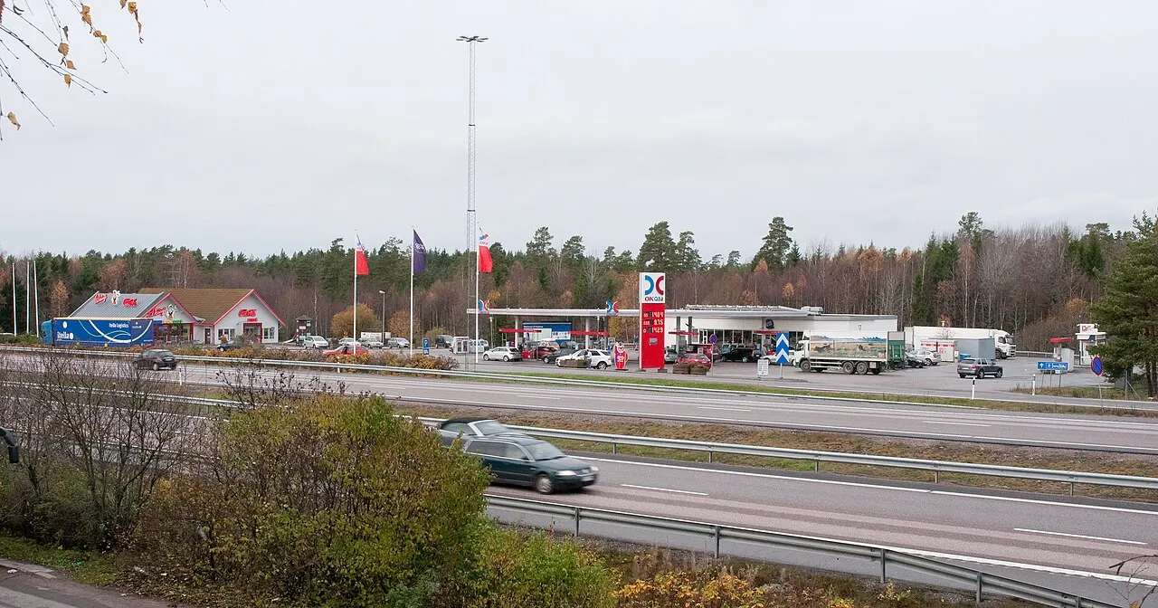 Sillekrog väster. Rastplats på E4 i Södermanlands län, sydost om Vagnhärad och 32 kilometer nordost om Nyköping.