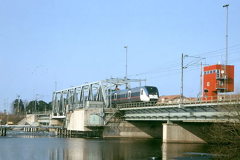 Ett tåg av typen X50 från SJ passerar Kvicksundsbron i Kvicksund invid Mälaren mellan Västerås och Eskilstuna.