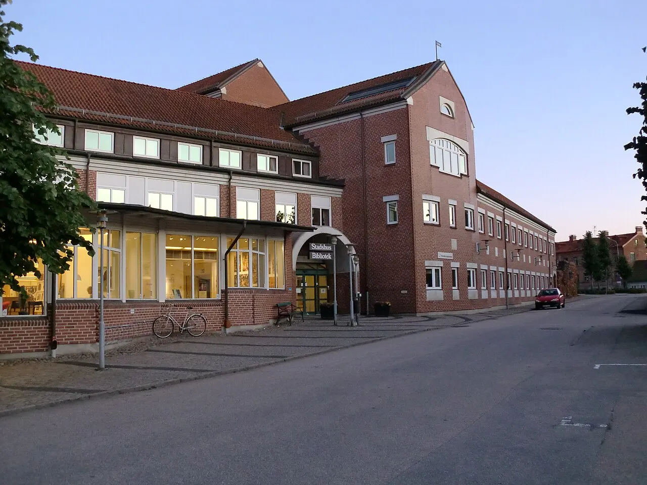 Laholms stadshus och bibliotek.