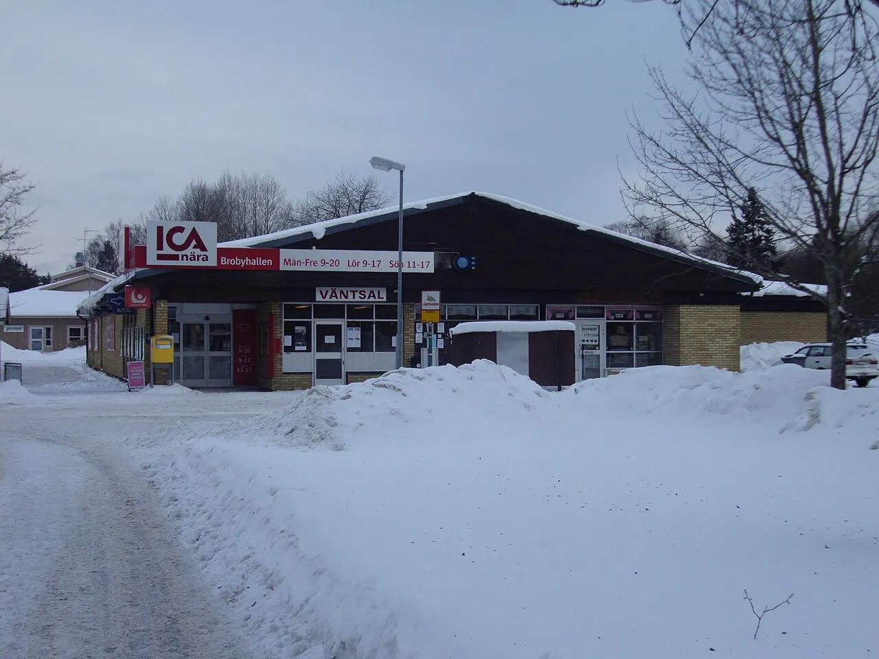Centrala delar av Landsbro med närbutik och busstation mm