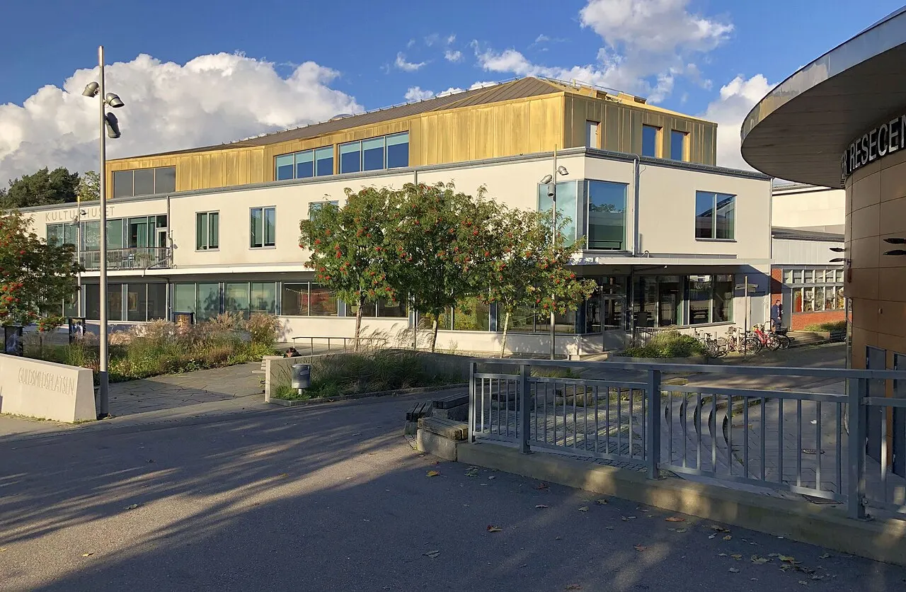 Landvetter Kulturhus vid Guldsmedsplatsen i Landvetter centrum, vy från väster. Till höger i bild skymtar Landvetter Resecentrum