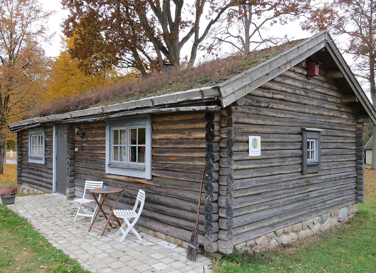 En av byggnaderna vid Långasjö vandrarhem