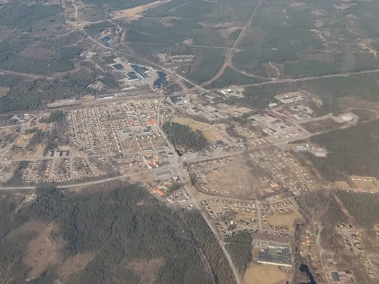 Flygfoto över Laxå, Örebro län, Sverige, taget från söder.