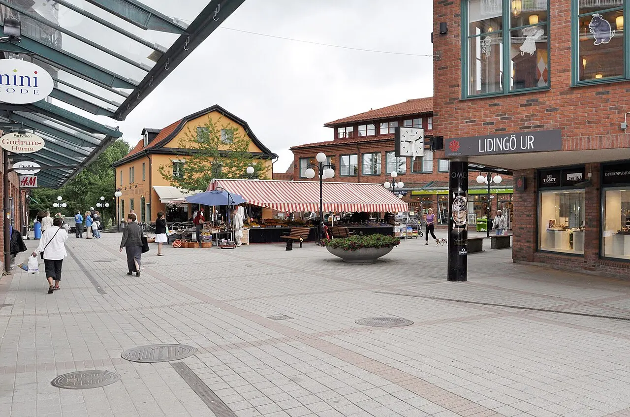 Torget vid Lidingö centrum. Det gula huset i bakgrunden inrymde innan Lidingö centrum byggdes, bland annat Lidingö Järnaffär och i övre…