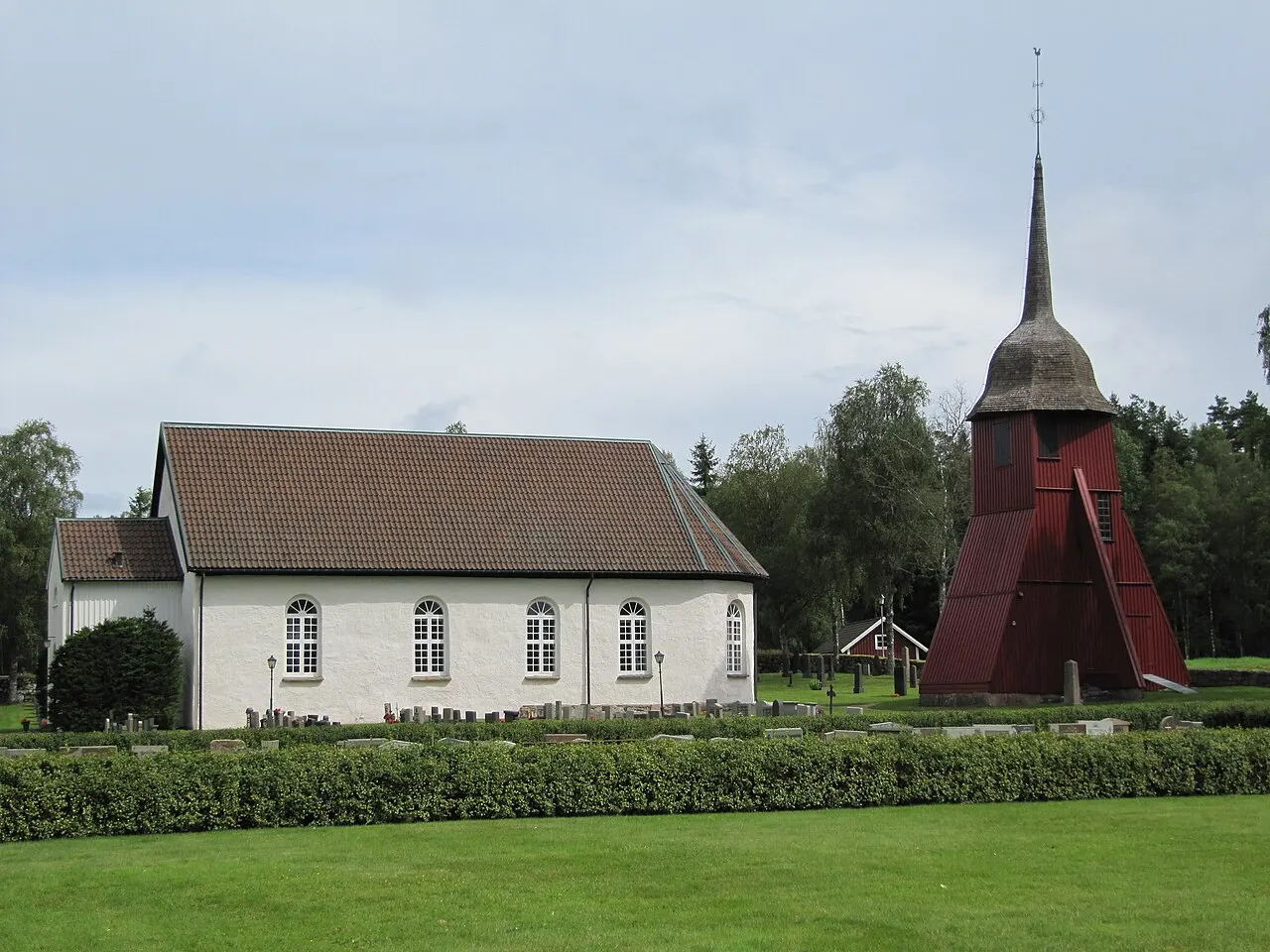 Ljungsarps kyrka med klockstapel