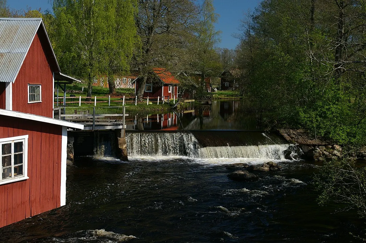 Tidan tämjdes på 1800-talet och gav ett upphov till samhället Madängsholm i Västergötland.