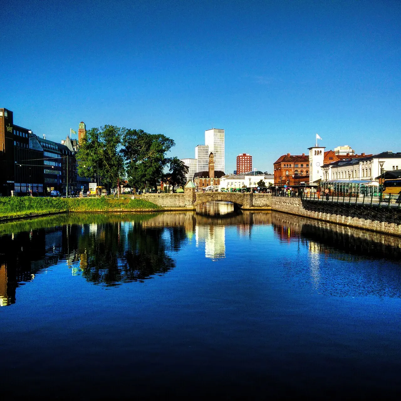 Till höger: Malmö C. Rakt fram ses Malmö Börshus, World Maritime University samt Malmö Live.