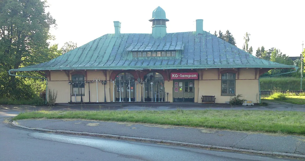 Malmslätts station, idag i privat ägo. tyvärr har huset drabbats av klotter, vilket drar ner husets utseende.