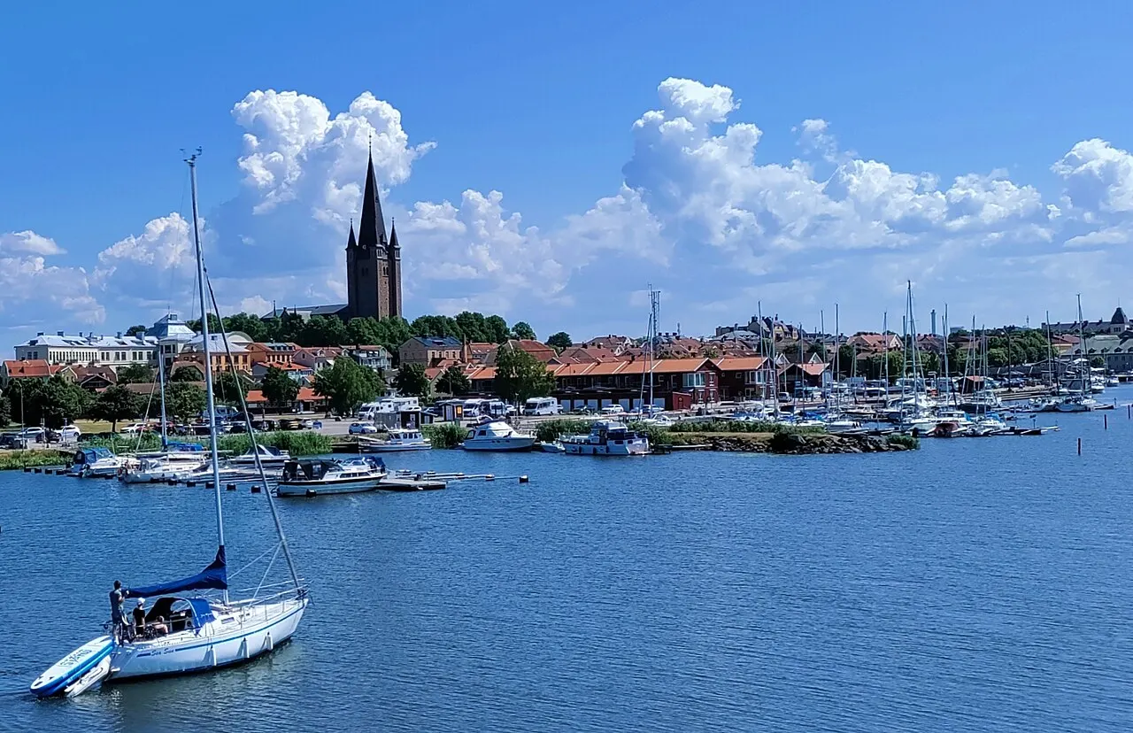 Vy över Mariestads stadskärna och domkyrka