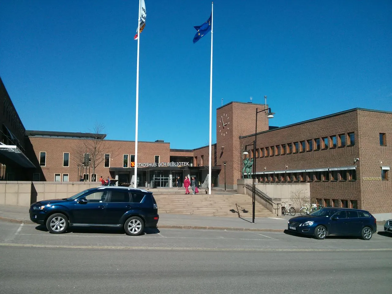 En bild på Mjölby stadshus och bibliotek.