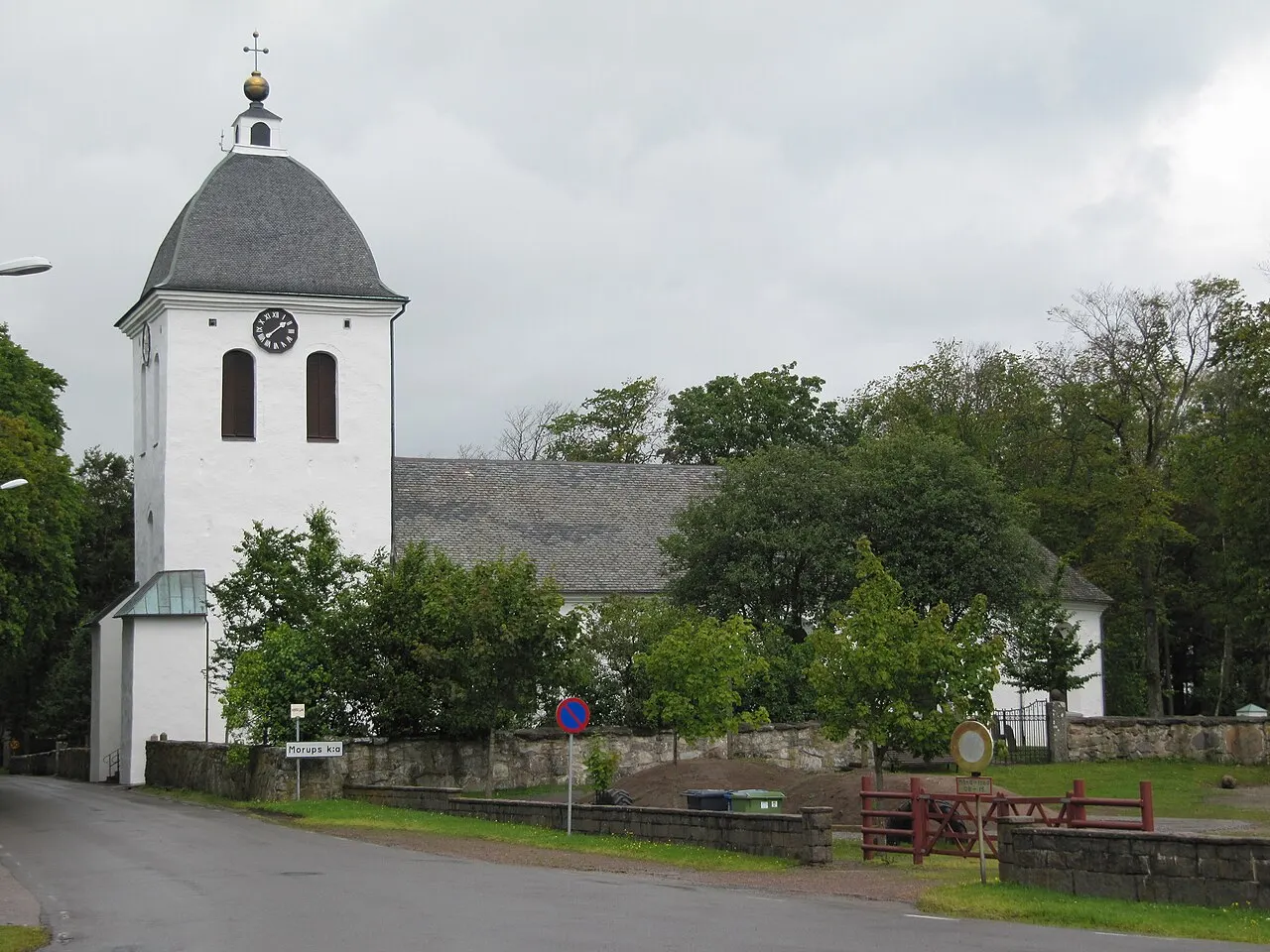 Morups kyrka från söder.