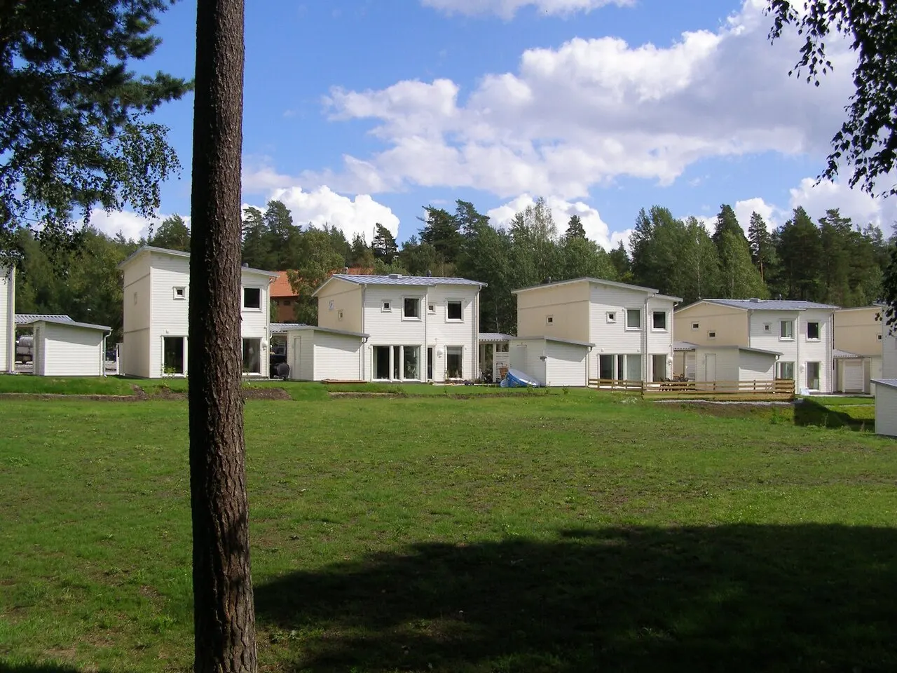 Nybyggda villor i Riksten Friluftsstad sommaren 2008.
