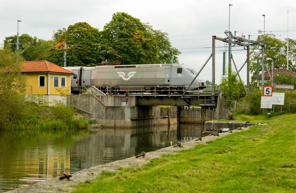 Ett SJ2000 tåg mot Stockholm passerar Norsholmsbron över Göta Kanal vid Norsholm sept 2008.