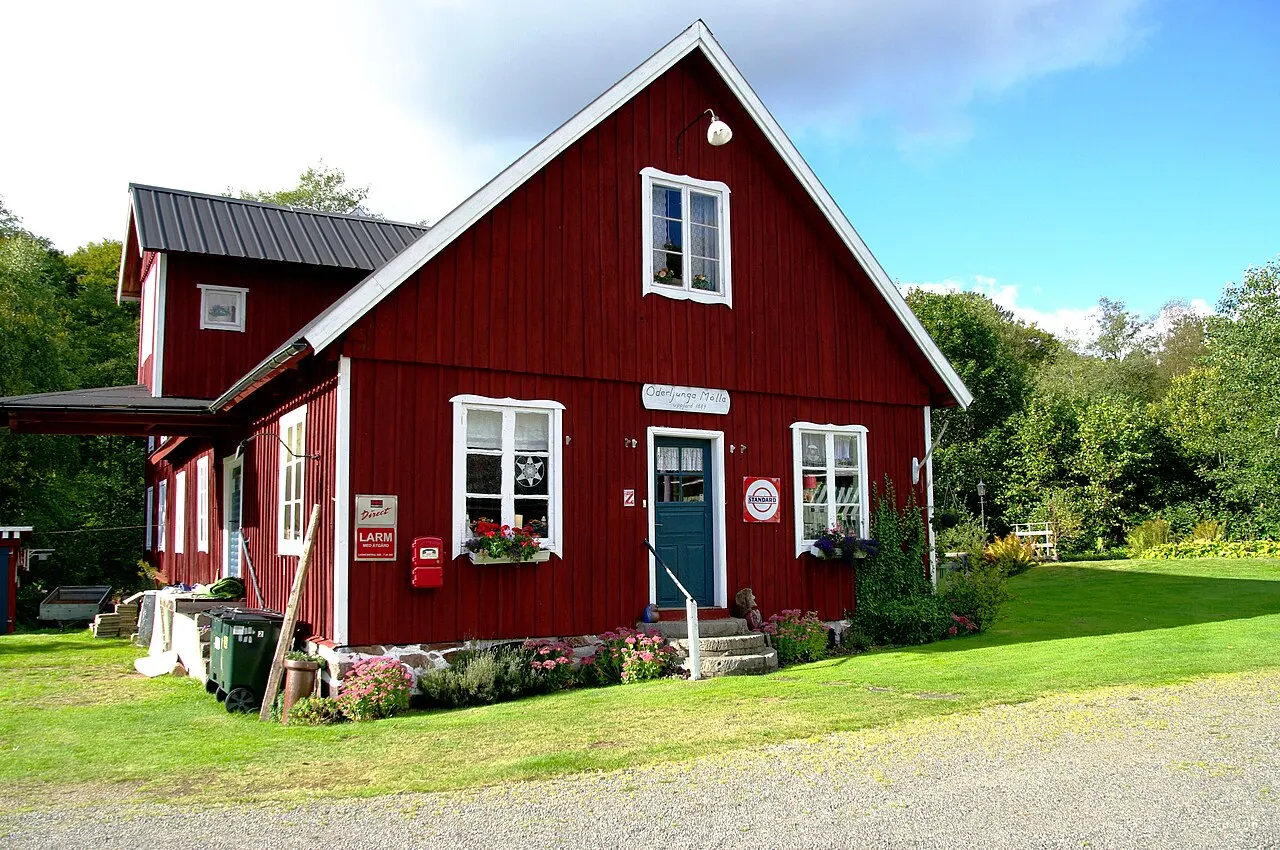 Oderljunga mölla. Perstorp, Perstorp. Oderljunga mölla är en vattenkvarn och ett lanthandelsmuseum.
