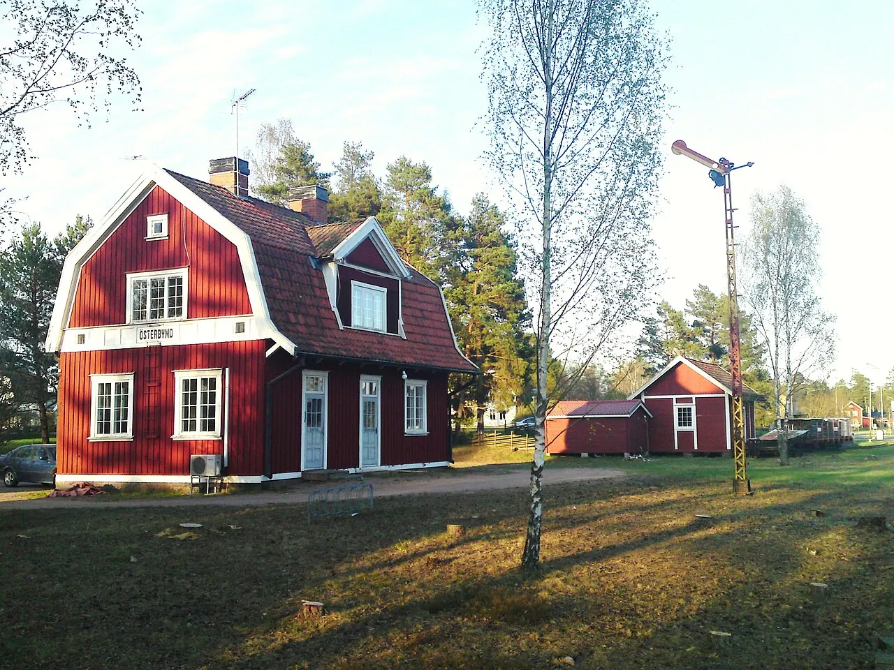 Österbymo station sett från väster. Bit av det till stor del upprivna smalspåret mot Eksjö syns samt stationens semafor.
