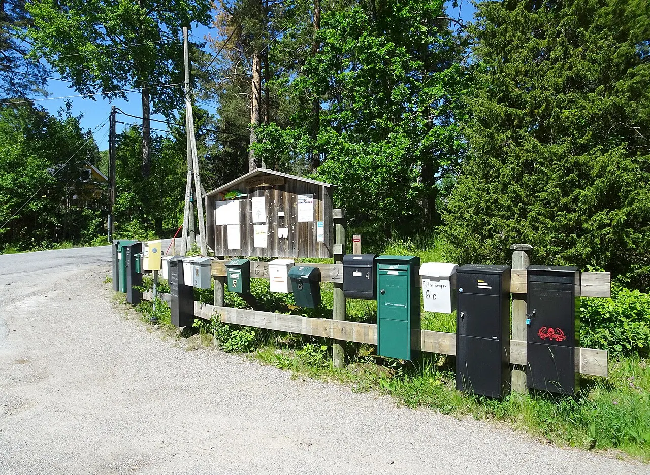 Postlådor och busshållplatsen i Östorp