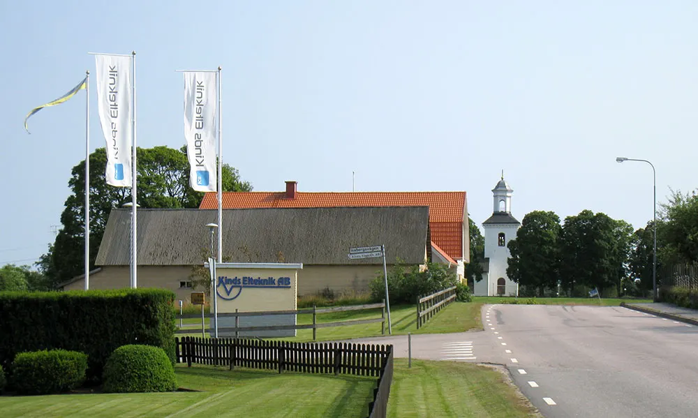 Östrra Frölunda mot söder med kyrkan och Kinds Elteknik