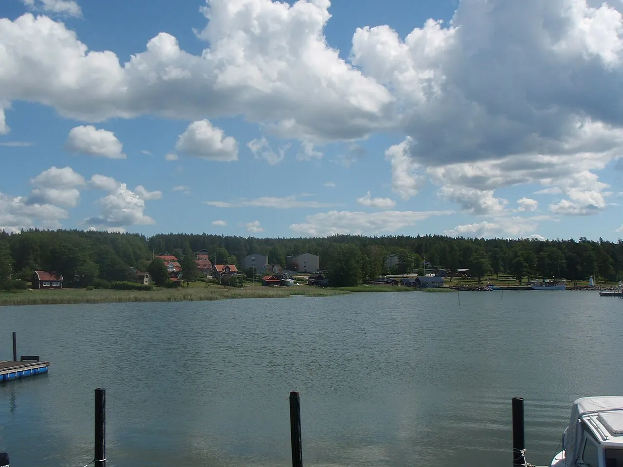 Otterbäcken sett från småbåtshamnen.
