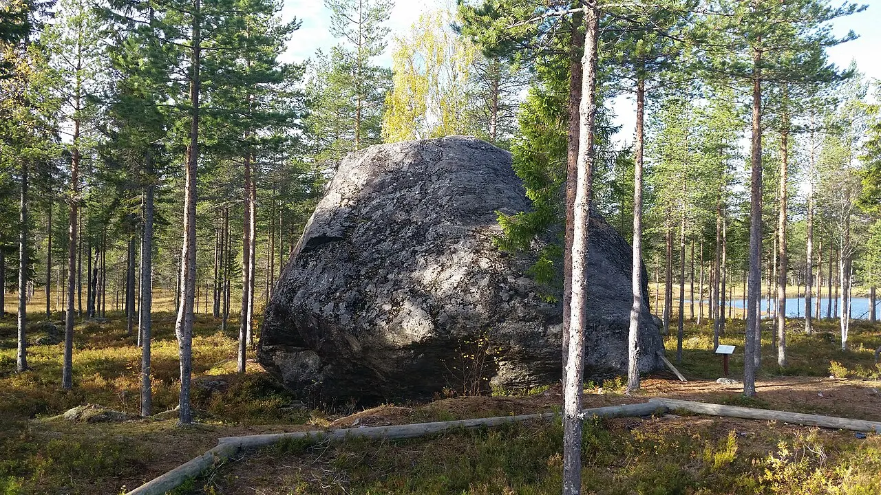 Flyttblocket som givit Stora stenens friluftsområde dess namn.