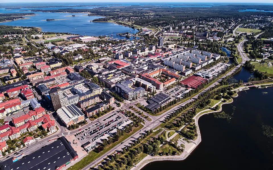 Flygbild över centrala Piteå och stadskärnan sedd från södra hamnen.