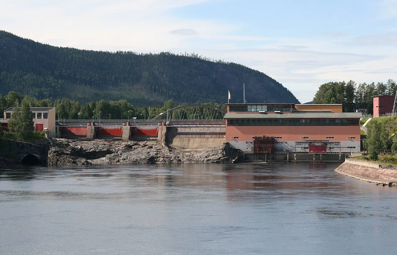 Hammarforsens vattenkraftverk vid Indalsälven, nära Hammarstrand i Jämtland, Sverige