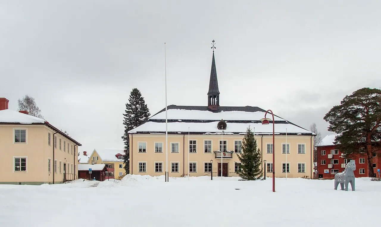 Rättviks kommunhus. Uppfört 1951-1952 som kommun- och tingshus. Byggnaden, som uppfördes för Rättviks tingslag, fungerade som tingshus…