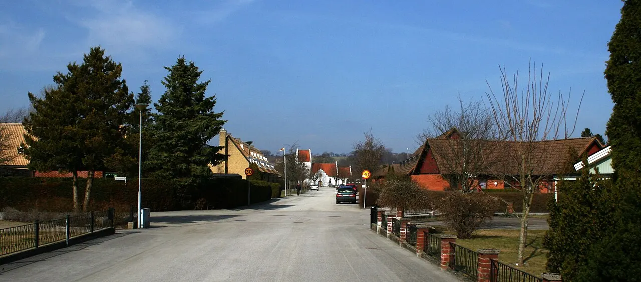 Gata i Revinge med kyrkan i bakgrunden