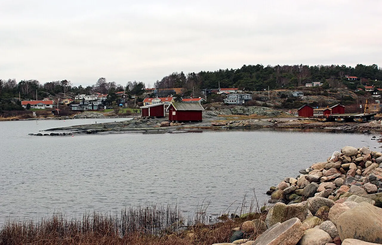Röda holme med fiskebodar på Onsalahalvön, Halland, Sverige.