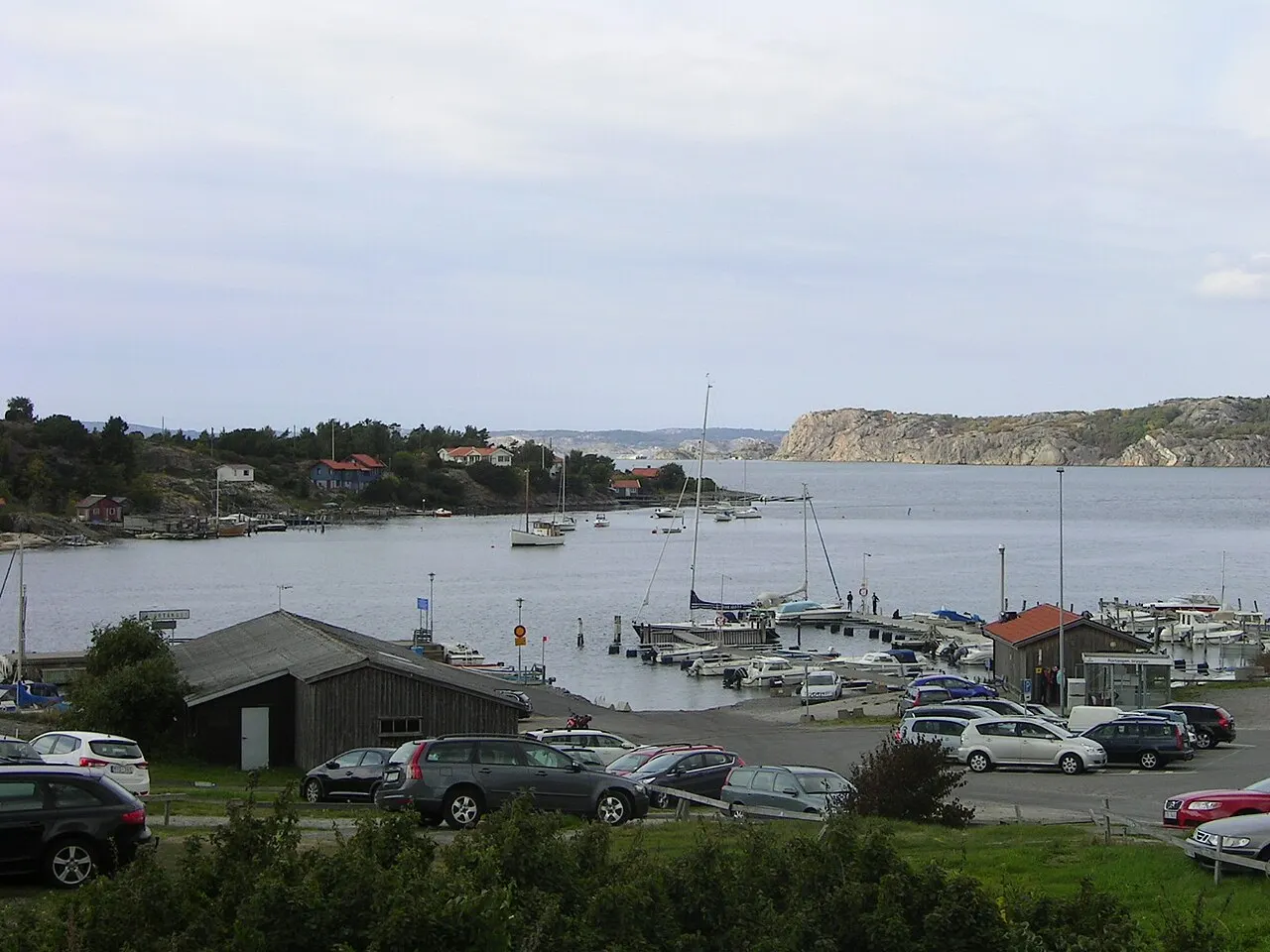 Rörtångens brygga. I bakgrunden syns Brattön (t v) och Lövön (t h).