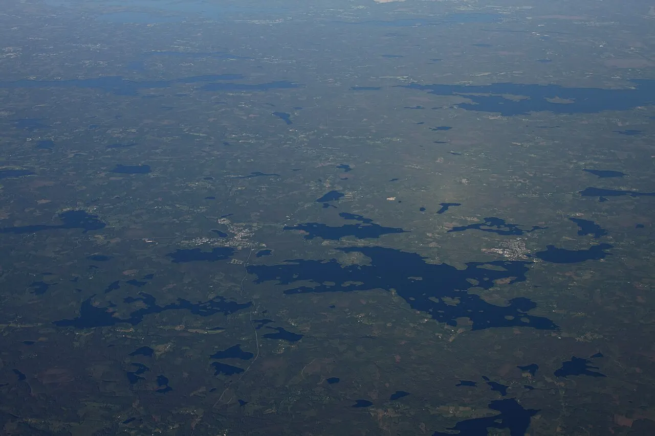 Flygfoto av orterna Lammhult och Rörvik i Småland taget från ett reguljärflyg mellan Norge och Polen. Lammhult ligger i Växjö kommun i…
