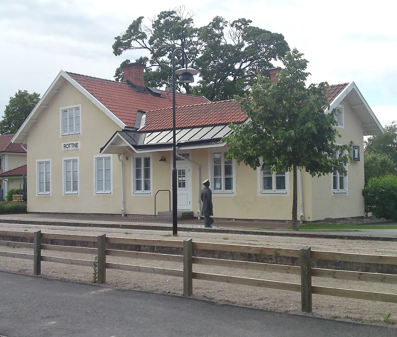 Rottne station, med staty av stins i miniatyr.