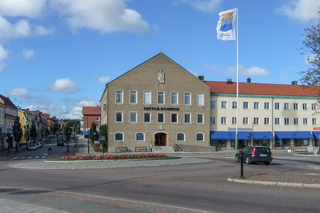 Säffle stadshus från öster. Till höger skymtas Kanaltorget och gatan till vänster i bild är Västra Storgatan.