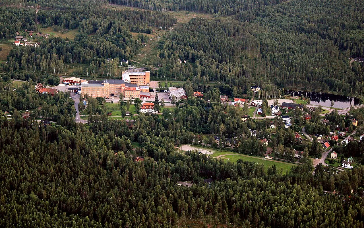 Flygfoto över Sågmyra, Falu kommun, Dalarnas län, Sverige. F.d. yllefabriken t.v.
