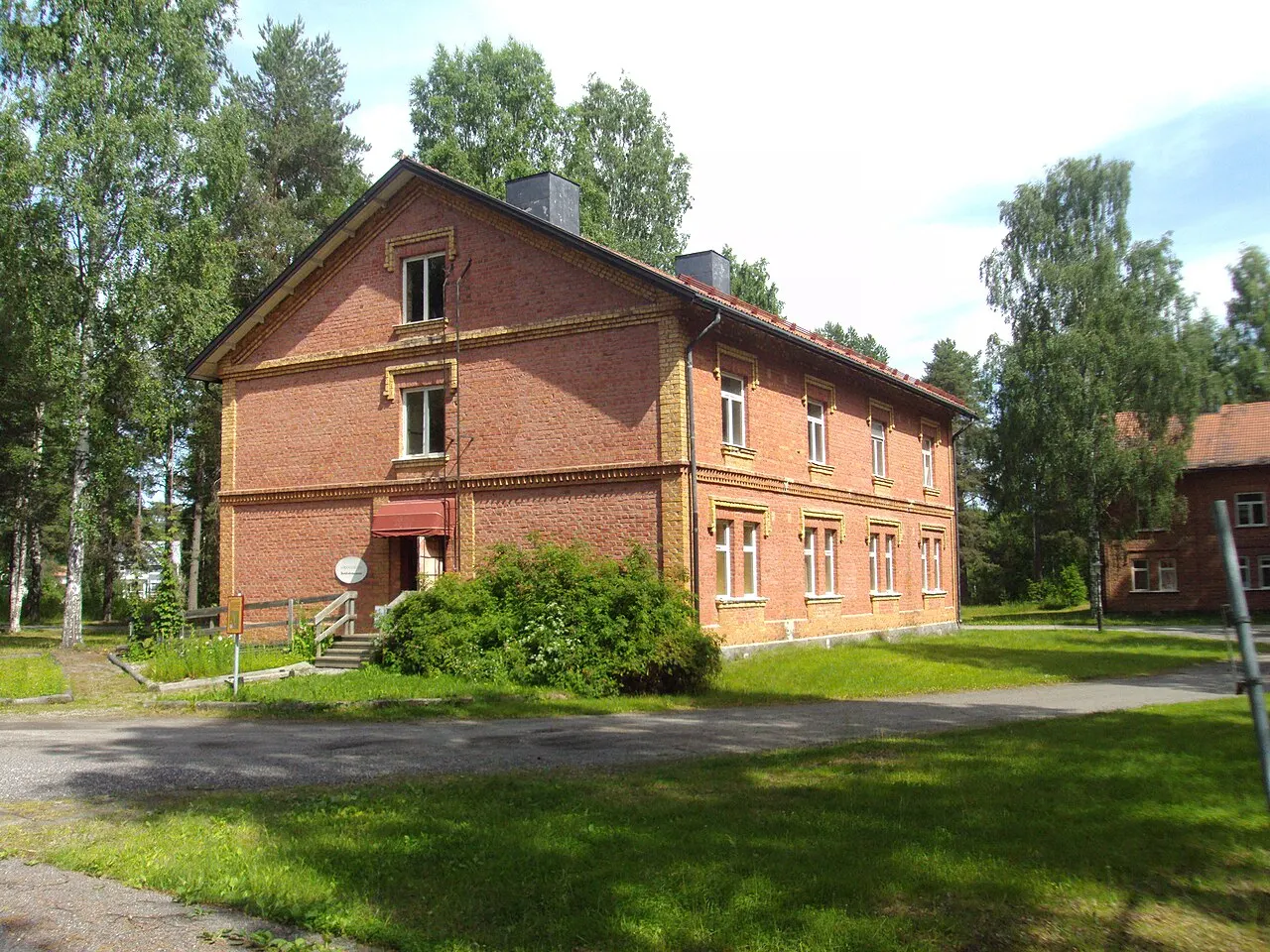 En av de gamla arbetarekasernerna i Sandslån.