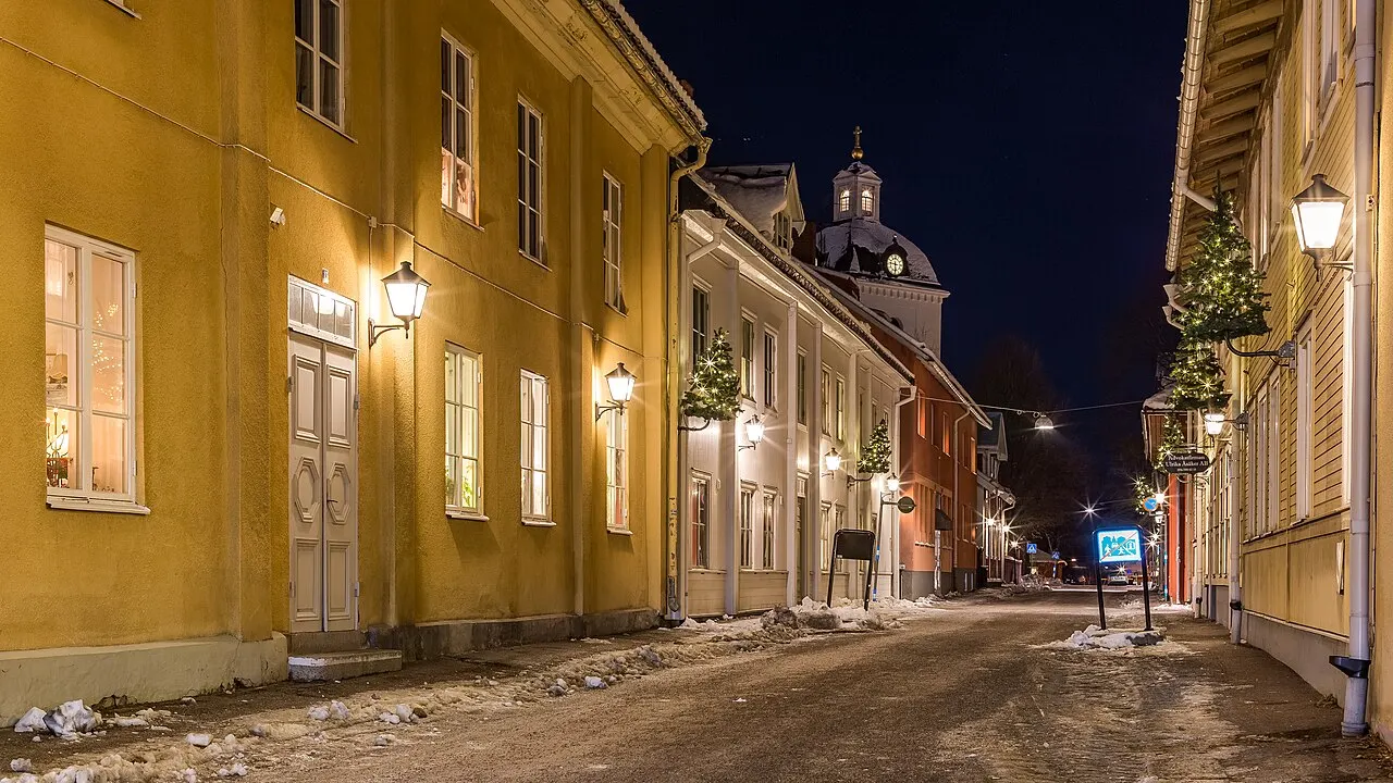 Storgatan, Säter, Dalarnas län, Sverige. Säters kyrka i bakgrunden.