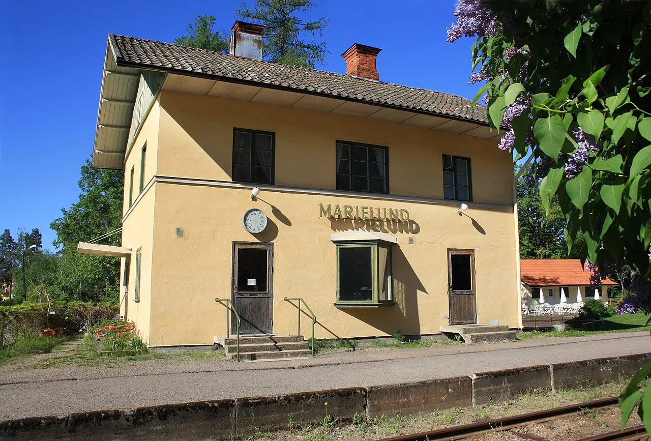 Marielunds station, vid den smalspåriga järnvägen från Uppsala som passerar byn Marielund. Cafébyggnaden i bildens högerkant är nyligen…