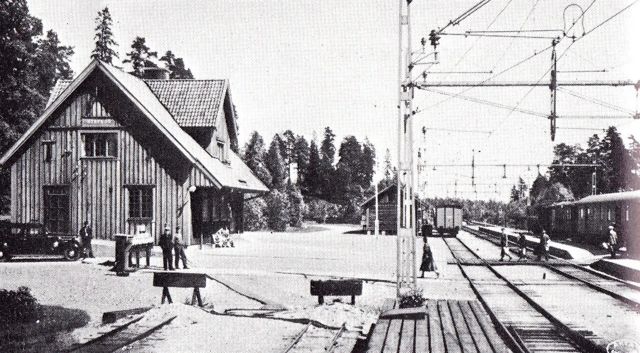 Stavsjö järnvägsstation (Statens Järnvägar) i Sverige. Smalspåren i bildens nedre vänstra hörn tillhör Stafsjö Järnväg. SJ elektrifierade…