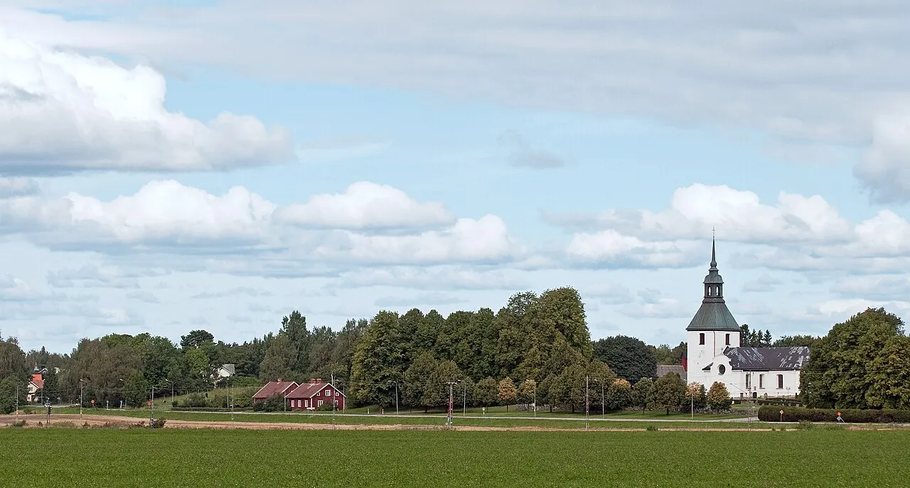 Stigtoma tätort i Nyköpings kommun. Riksväg 52 går framför Stigtomta kyrka.