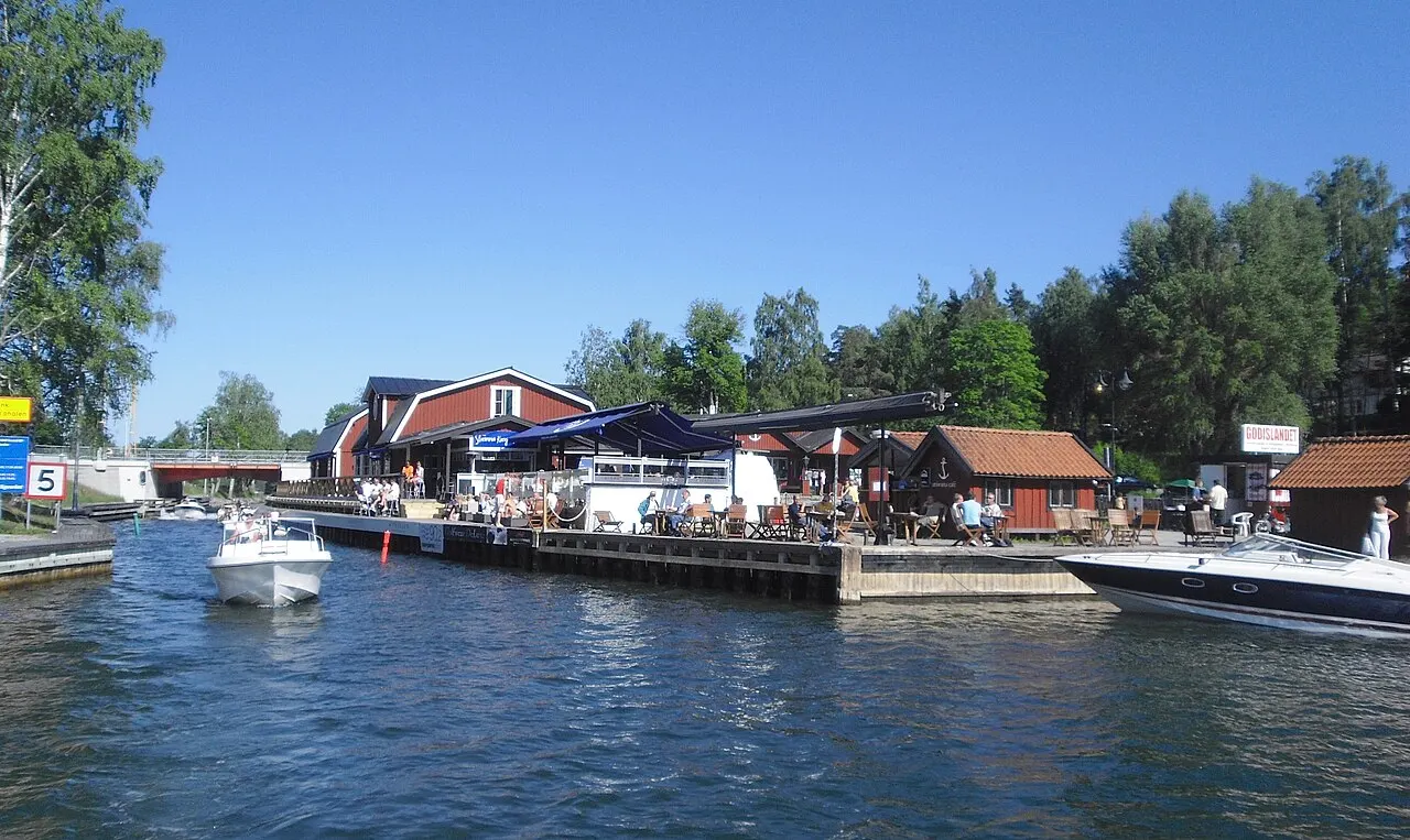 Strömma kanal, sommarserverigar vid kanalens västra inlopp