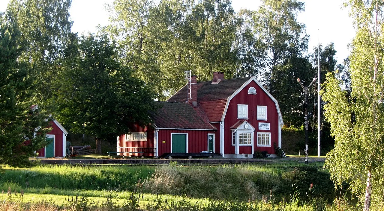 Svanskogs stationshus som numera inhyser ett järnvägsmuseum för Svanskogsbanan. Fasadtavlan anger spårsträckan 25 kilometer från Åmål och…
