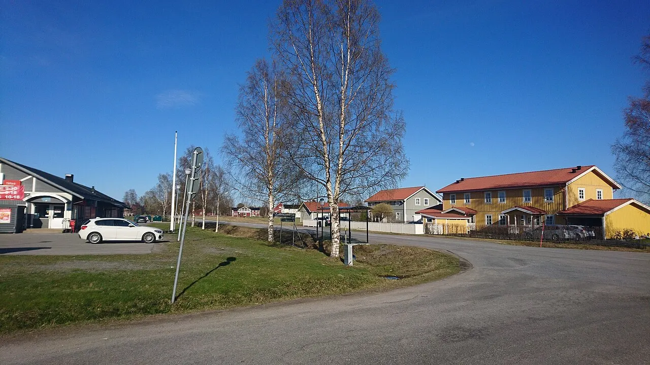 Täfteå i Umeå kommun. Affären syns till vänster.