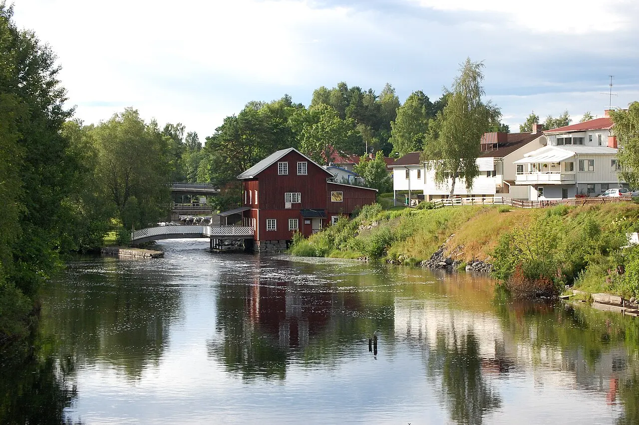 Dalslands kanal söder om den övre slussen i Töcksfors. Det röda huset är den gamla kvaren som har byggts om till pub och kafé.