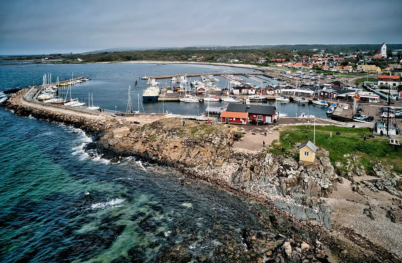 Drönarbild av hamnen i byn Torekov i Båstads kommun.
