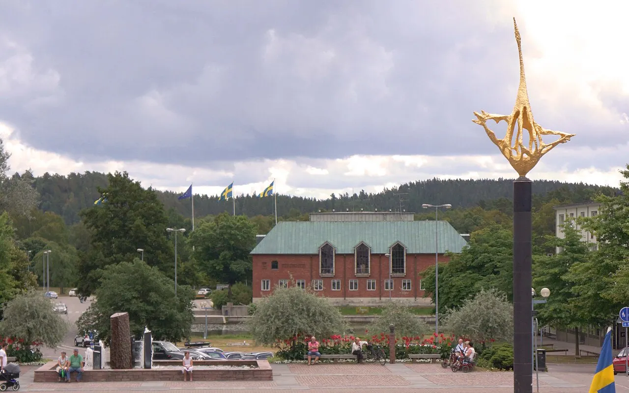 Tranås centrum en varm dag i juli. På bilden syns Hylandstorg, Tranås stadshus samt Allan Runefelts förgyllda fantasifågel.