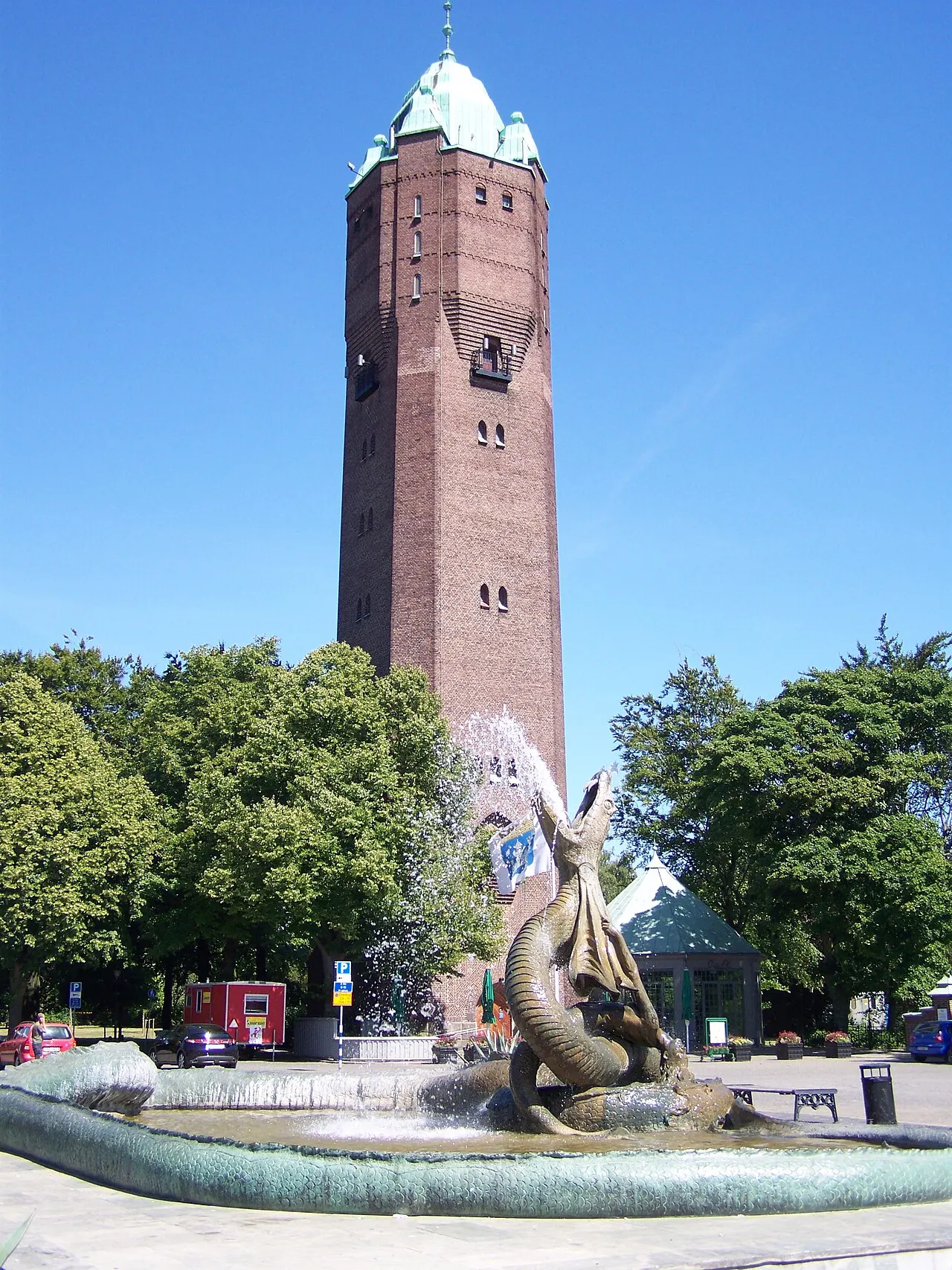 Trelleborgs gamla vattentorn och fontänen "Sjöormen" (1935) vid Stortorget i Trelleborg, Skåne.