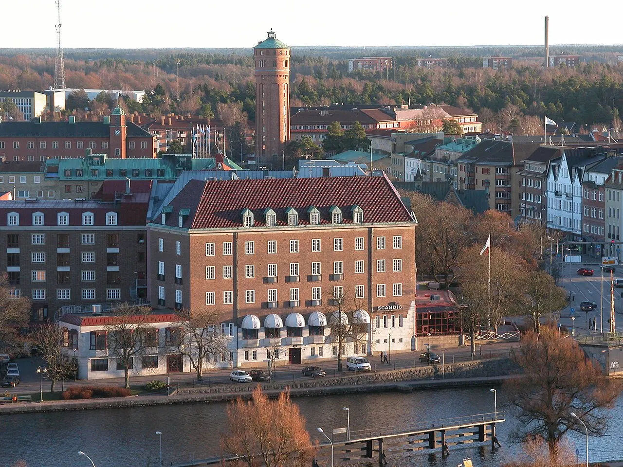 Trollhättans vattentorn. Arkitekt Erik Josephson. I förgrunden gamla stadshuset byggt 1916. Arkitekter var Yngve Rasmussen, Göteborg, och…