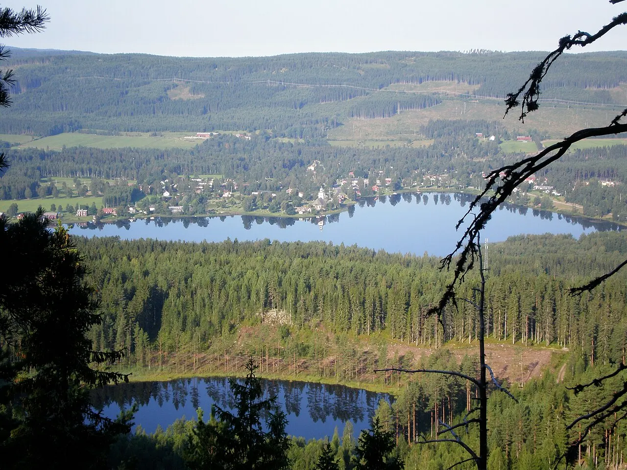 Vy över Uddheden och Gräsmarks kyrka.