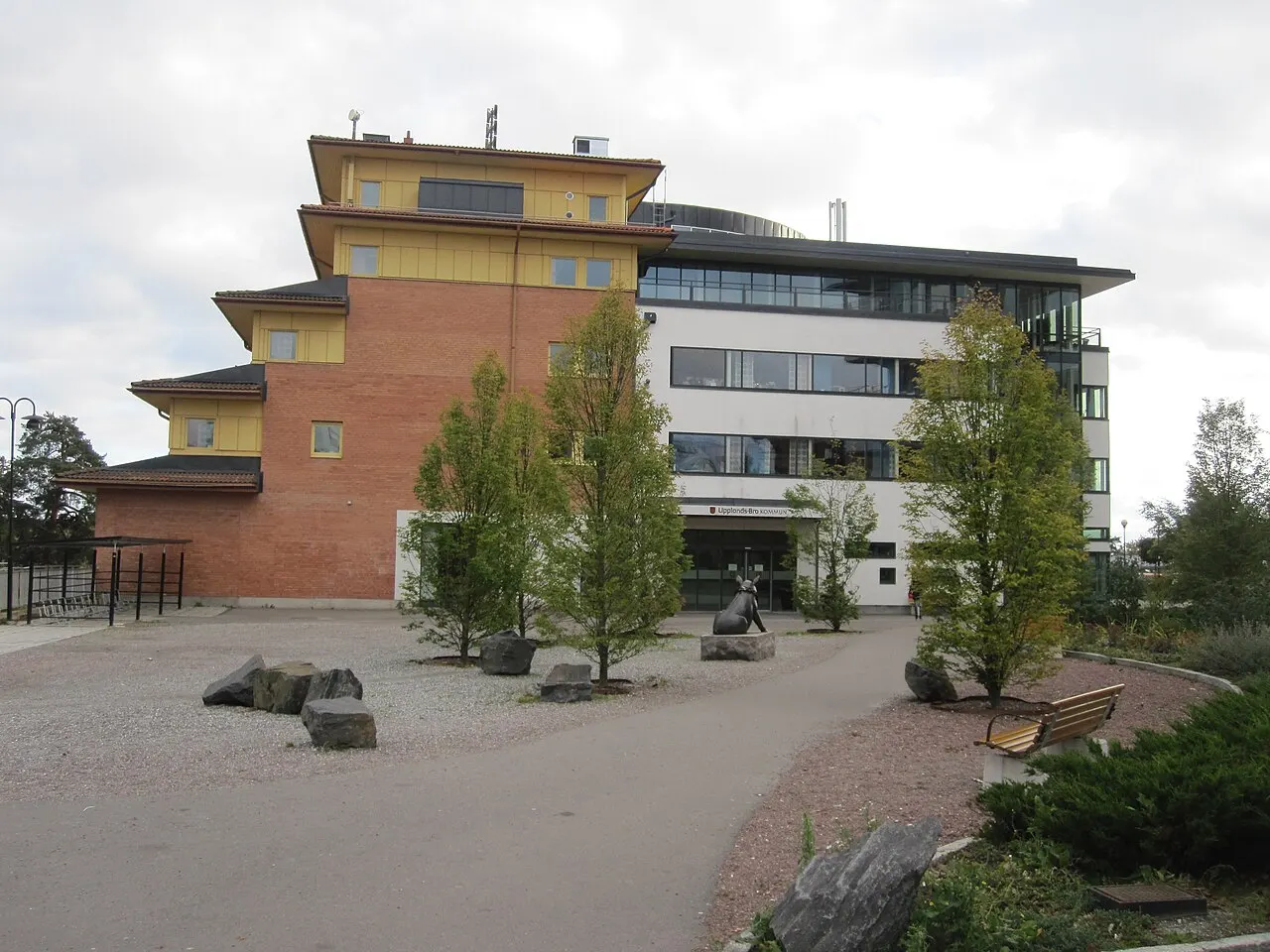 Bilden föreställer kommunhuset, (Furuhällshuset), i Kungsängen, i Upplands-Bro kommun