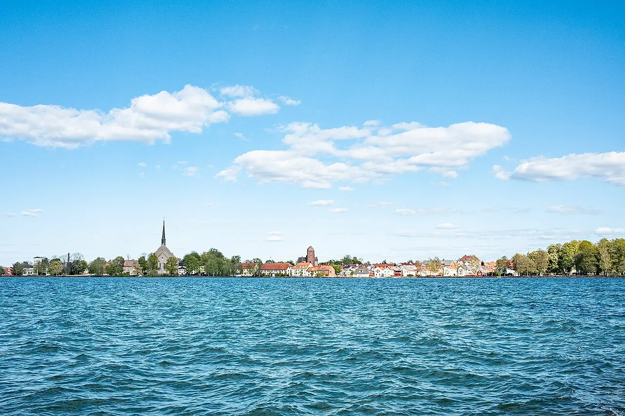 Del av Vadstena, sedd från Vättern